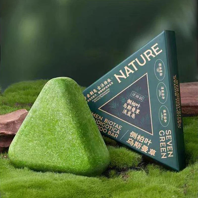El Nature Triangle Shampoo Bar es un jabón–champú sólido de forma triangular que se volvió viral en redes sociales por su presentación llamativa y por la promesa de ayudar a fortalecer el cabello, reducir la caída y estimular su crecimiento. - Skinova