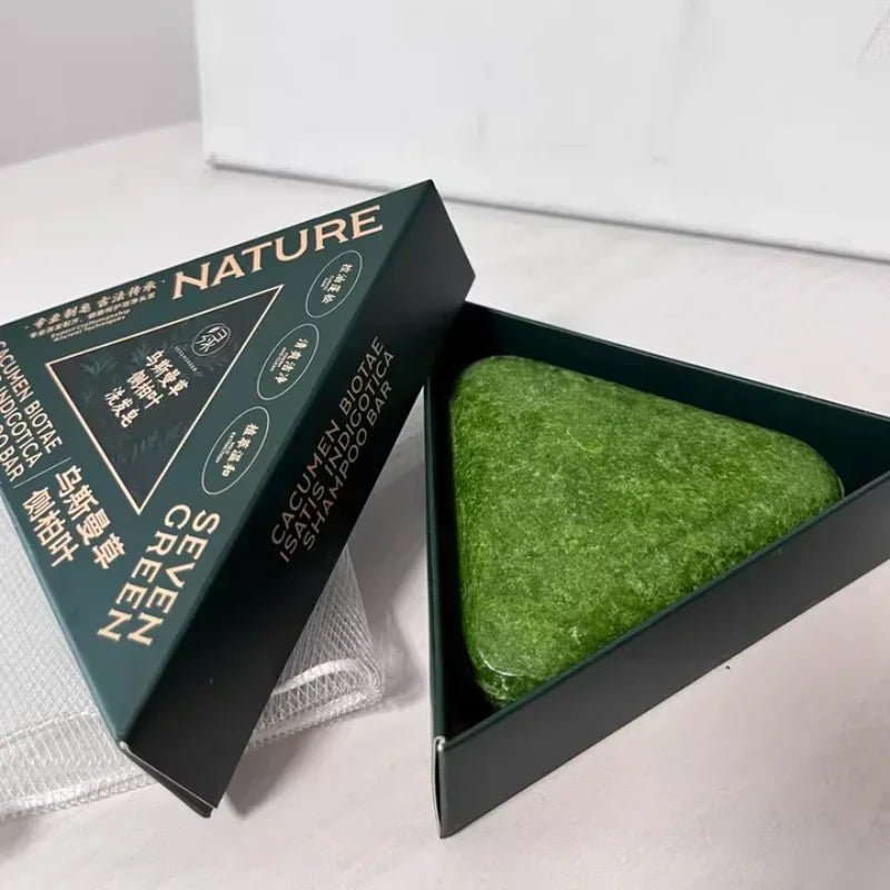 El Nature Triangle Shampoo Bar es un jabón–champú sólido de forma triangular que se volvió viral en redes sociales por su presentación llamativa y por la promesa de ayudar a fortalecer el cabello, reducir la caída y estimular su crecimiento. - Skinova