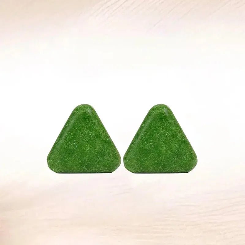 El Nature Triangle Shampoo Bar es un jabón–champú sólido de forma triangular que se volvió viral en redes sociales por su presentación llamativa y por la promesa de ayudar a fortalecer el cabello, reducir la caída y estimular su crecimiento. - Skinova