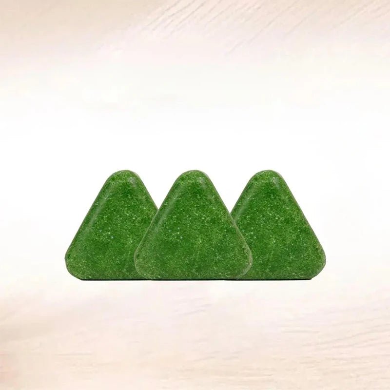 El Nature Triangle Shampoo Bar es un jabón–champú sólido de forma triangular que se volvió viral en redes sociales por su presentación llamativa y por la promesa de ayudar a fortalecer el cabello, reducir la caída y estimular su crecimiento. - Skinova
