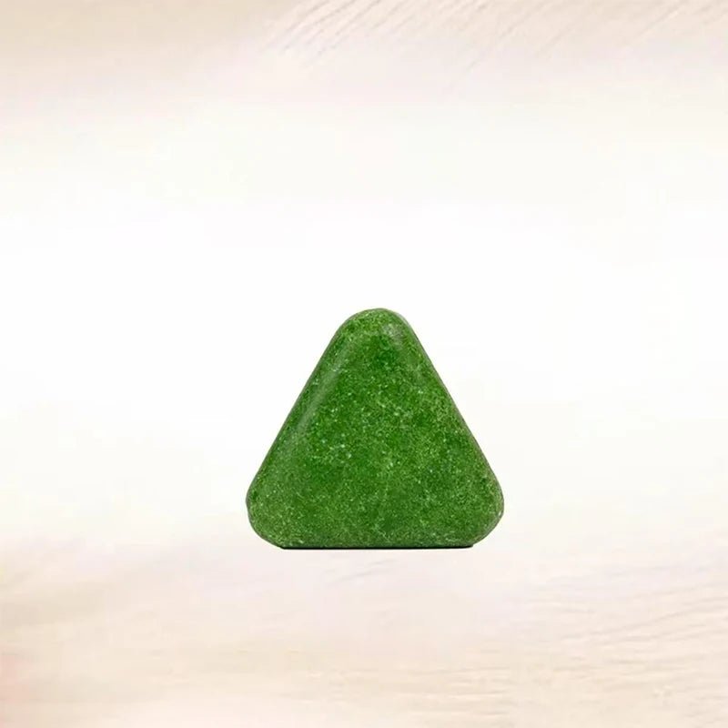 El Nature Triangle Shampoo Bar es un jabón–champú sólido de forma triangular que se volvió viral en redes sociales por su presentación llamativa y por la promesa de ayudar a fortalecer el cabello, reducir la caída y estimular su crecimiento. - Skinova