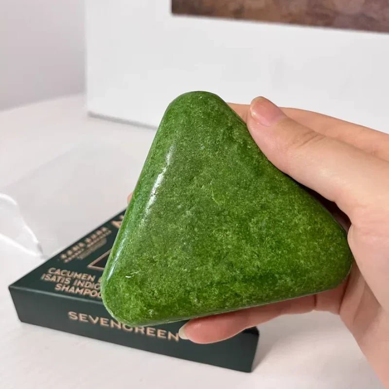 El Nature Triangle Shampoo Bar es un jabón–champú sólido de forma triangular que se volvió viral en redes sociales por su presentación llamativa y por la promesa de ayudar a fortalecer el cabello, reducir la caída y estimular su crecimiento. - Skinova
